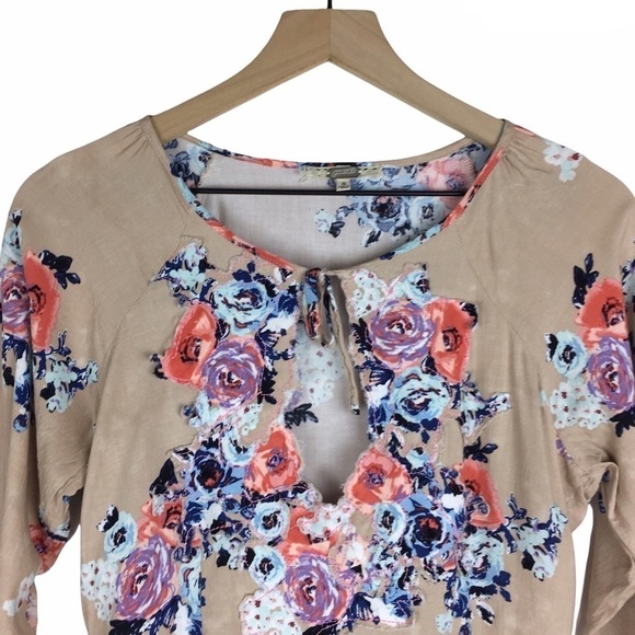 GIMMICKS by BKE Blouse Top Floral Appliqué Taupe Multicolor Boho Size Small - Picture 2 of 12